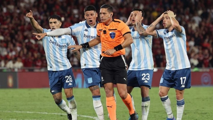Polémica en el Maracaná por el gol anulado a Racing frente a Flamengo: ¿era falta?